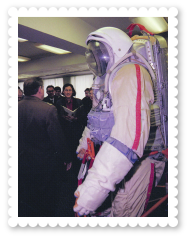 2536-royal-activity-russia-cosmonaut-space-suit